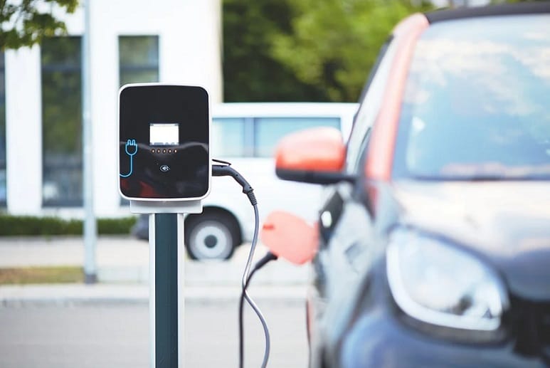 Pourquoi choisir une voiture électrique ou hybride en 2021 ?