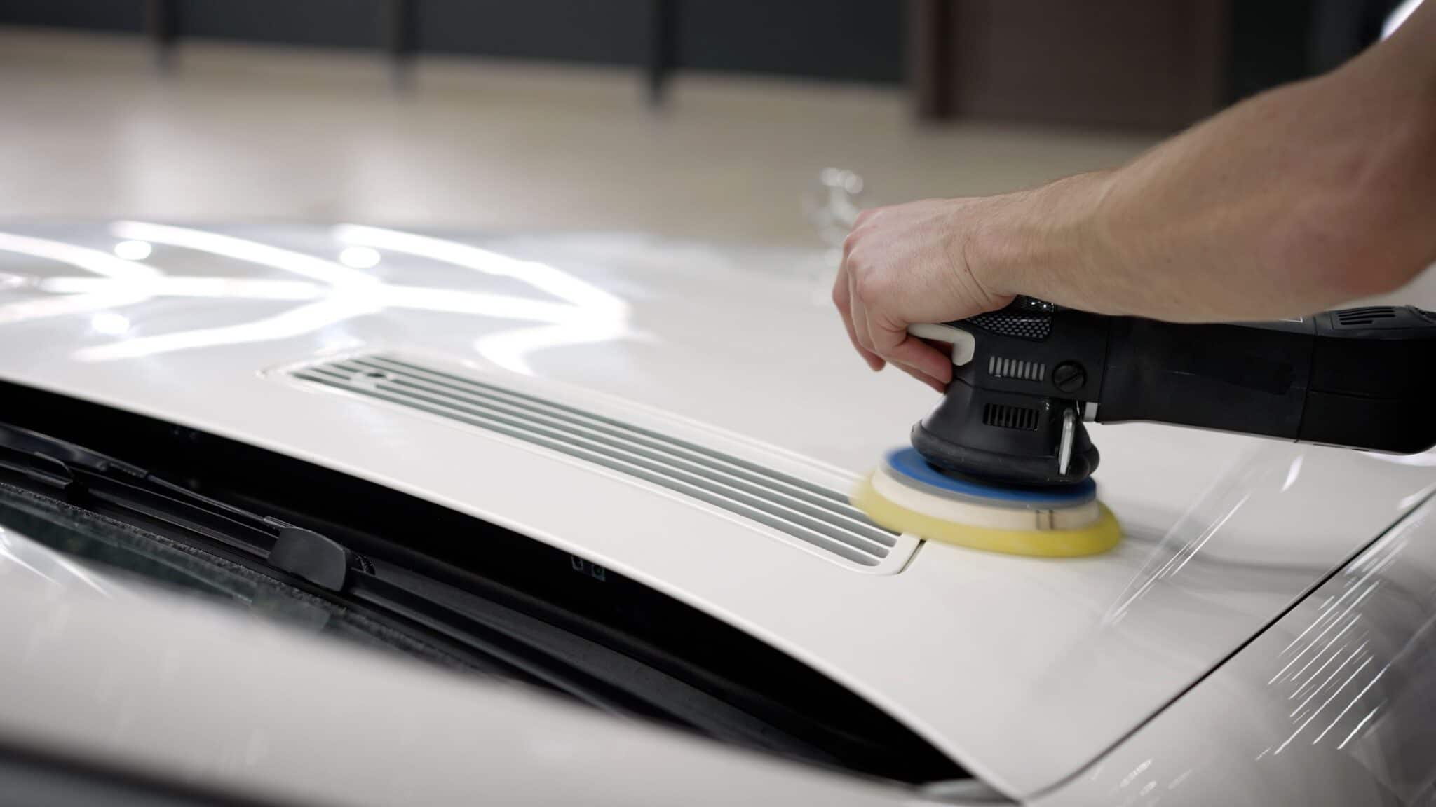Comment enlever une tache jaune sur une carrosserie blanche ?