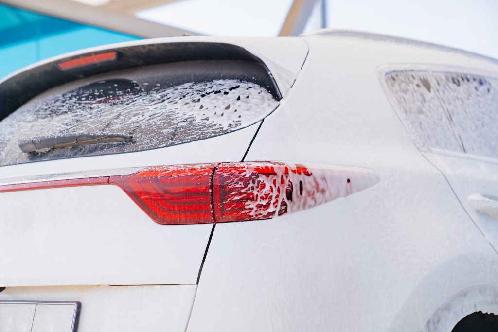 Qu'est-ce qui cause des taches jaunes sur une carrosserie ?