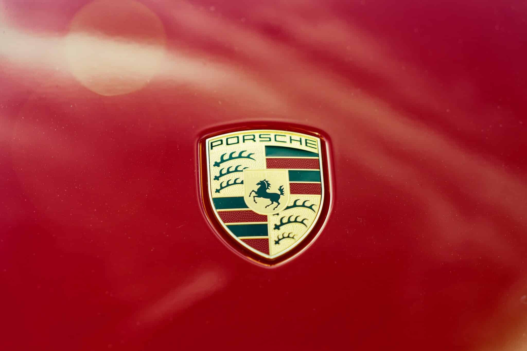 Quelle histoire se cache derrière les logos des marques de voiture ?