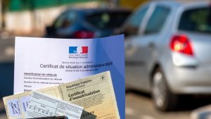 Dans l'univers du marché automobile, la vente d'un véhicule personnel peut parfois se révéler plus complexe qu'il n'y paraît. Un aspect souvent ignoré mais crucial de ce processus est le certificat de non-gage. Cet article entend éclairer les vendeurs potentiels sur ce document essentiel, en expliquant son rôle, la manière de l'obtenir et enfin son impact sur la transaction finale. Une question demeure toutefois : connait-on vraiment l'importance de ce certificat dans le cadre d'une vente sereine et sécurisée?
Comprendre le certificat de non gage
L’obtention d’un certificat de non-gage est une étape cruciale et indispensable pour assurer une vente de véhicule sans encombre, même dans le cas où l'on possède un certificat de non gage sans carte grise. Ce document, parfois sous-estimé, est fondamental puisqu’il confirme que la voiture peut être vendue sans aucune restriction, garantissant que le vendeur détient tous les droits légaux sur le véhicule.
Émis par la préfecture où le véhicule est immatriculé, ce certificat rassure l’acheteur en le prémunissant de tout conflit ou obstacle futur lors de l’acquisition. Il affirme non seulement l'absence de gage sur le véhicule mais assure également qu’il n’existe aucune opposition à la mutation de la carte grise.
Pour rendre cela plus clair, si le véhicule était, par exemple, gagé suite à une dette du propriétaire, ce dernier pourrait être repris par les créanciers, laissant l’acheteur lésé. C'est pourquoi, le certificat de non-gage, véritable clé dans le cadre d’une vente, est essentiel pour sécuriser tant l’acheteur que le vendeur.
Ce document est une garantie mutuelle permettant une transaction claire et sécurisée. Il clarifie la situation administrative de la voiture en jeu, attestant que toutes les obligations financières y afférentes ont été respectées par le propriétaire. Sa nécessité s’explique donc non seulement par son caractère légal mais également parce qu’il est un outil de confiance dans la transaction d'un véhicule, offrant une tranquillité d’esprit tant pour l’acheteur que pour le vendeur.
Comment obtenir un certificat de non gage
Est-il possible de se passer de ce précieux sésame qu'est le certificat de non-gage lors de la vente d'un véhicule ? Avant d'embrayer sur ce sujet, il est crucial de comprendre le rôle de l'administration dans l'obtention de ce document. L'immersion dans les rouages de la bureaucratie à travers le prisme du certificat de non-gage révèle une procédure qui, bien que complexe, se déroule majoritairement en ligne.
Désormais, le certificat de non-gage peut être généré et téléchargé depuis la plateforme officielle du ministère de l'Intérieur. On y accède à partir d'un identifiant de connexion sécurisé. Les renseignements requis concernent principalement le numéro d'immatriculation du véhicule ainsi que certains éléments propres à son historique. Parmi ces derniers figurent l'identité de son propriétaire et le cas échéant, le détail des éventuelles mises en gage ou oppositions au transfert de la carte grise.
Au travers de ce processus numérique, une réponse est généralement obtenue sous 24 heures, et le certificat de non-gage est délivré en version électronique, prêt à être imprimé ou à être envoyé au futur acquéreur. Il convient néanmoins de souligner que le service de délivrance est disponible du lundi au vendredi, de 7h30 à 19h.
Voilà donc une démarche administrative modernisée, qui permet de réaliser sans stress la vente d'un véhicule. Attentif à l'historique de ce dernier, il suffit de quelques clics pour obtenir ce fameux certificat de non-gage, indispensable pour une transaction transparente et sereine.
Impact d'un nongage sur la vente de son véhicule
Posséder un véhicule n'est pas simplement l'équivalent de détenir un bien matériel. C'est avant tout une responsabilité qui comporte un carnet de règles à respecter. Faire expertiser régulièrement son véhicule, se soucier du contrôle technique ou encore s'acquitter des amendes sont autant de préoccupations pour tout propriétaire. Dans ce contexte, le certificat de non-gage apparaît comme une carte maîtresse.
Tout propriétaire de véhicule qui envisage de vendre sa voiture se doit de présenter un certificat de non-gage. Sans ce document, l'acheteur pourrait se retrouver dans une situation délicate. Dans une situation de gage, le véhicule est en quelque sorte retenu en garantie pour une dette impayée. Cette dette peut porter sur divers éléments, qu'il s'agisse d'amendes impayées, d'infractions routières ou même d'une saisie du véhicule.
En cas de gage, l'acheteur serait incapable de mettre la voiture à son nom, ce qui pourrait potentiellement transformer sa nouvelle acquisition en cauchemar administratif. Pire encore, le véhicule pourrait faire l'objet d'une saisie par les autorités. C'est ici que le rôle du certificat de non-gage prend toute son importance. Ce document, en plus de confirmer l'absence de gage sur le véhicule, assure également que la voiture n'est pas sous le coup d'une opposition à sa vente. C'est-à-dire qu'aucune personne ou institution ne peut empêcher la vente du véhicule pour des raisons qu'elle jugerait légitimes.
Ainsi, le fait d'obtenir ce certificat garantit que l'acheteur évite les problèmes potentiels qui pourraient surgir après l'achat du véhicule. C'est une garantie de tranquillité pour toutes les parties prenantes.