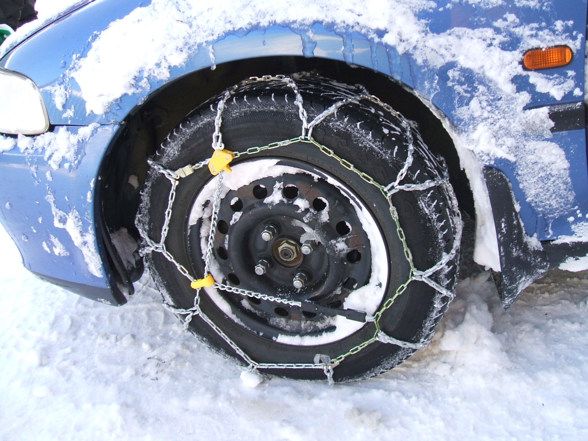 Dispositif d'adhérence pour pneus neige